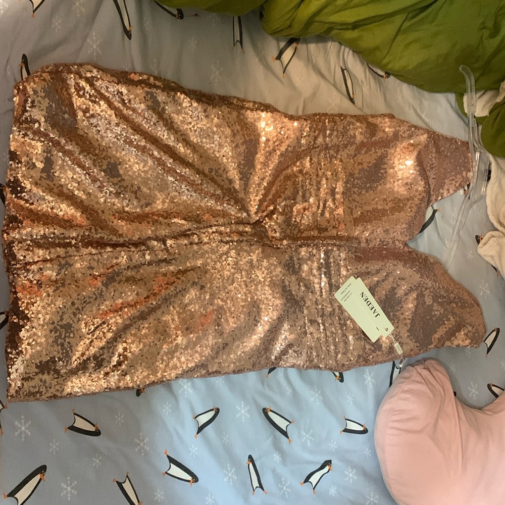 Rose gold short I think it XL not sure tho